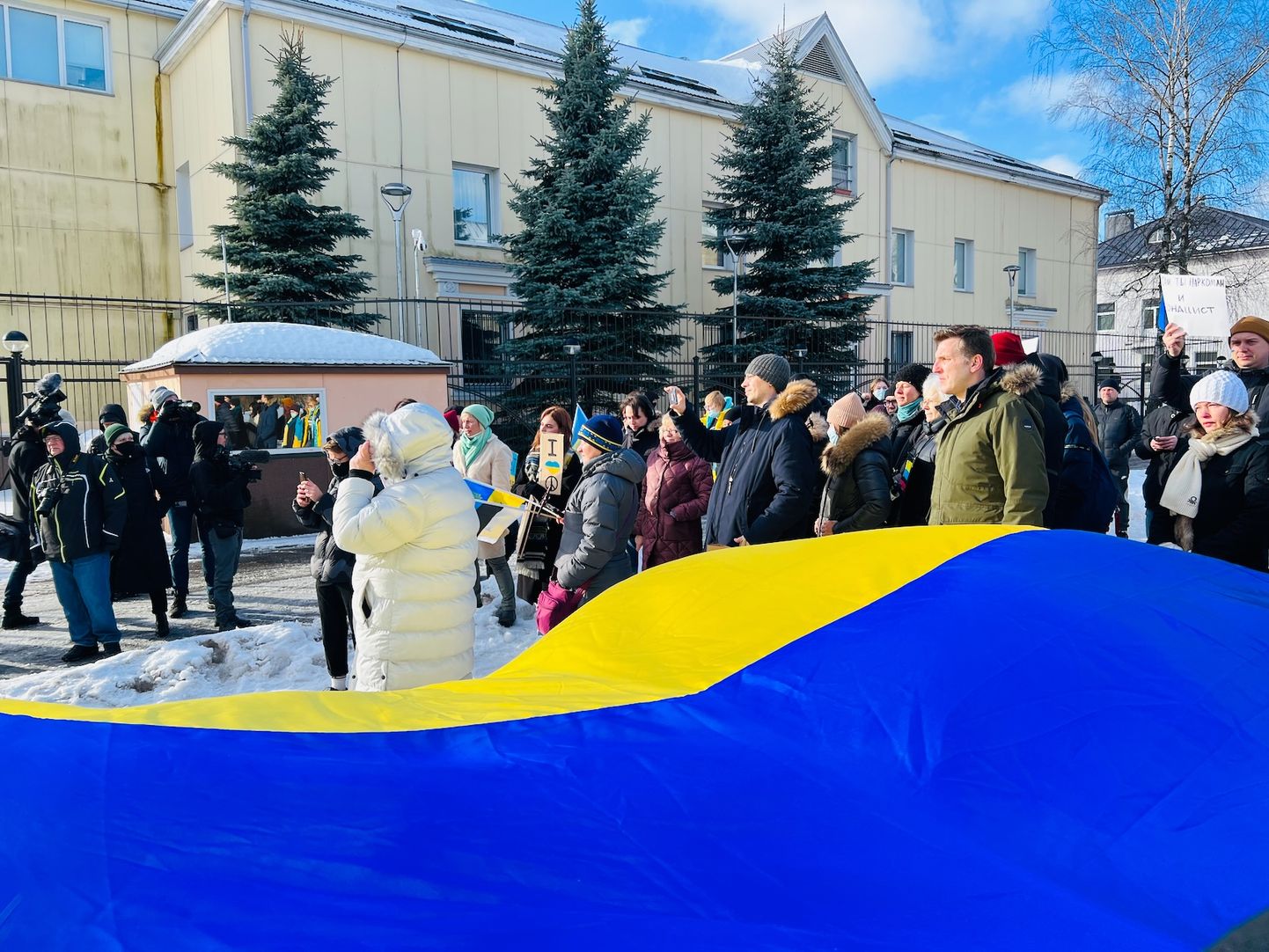 Narvas toimus laupäeva hommikul Venemaa konsulaadi ees meeleavaldus Ukraina toetuseks, kus nõuti Venemaalt koheselt sõja lõpetamist.