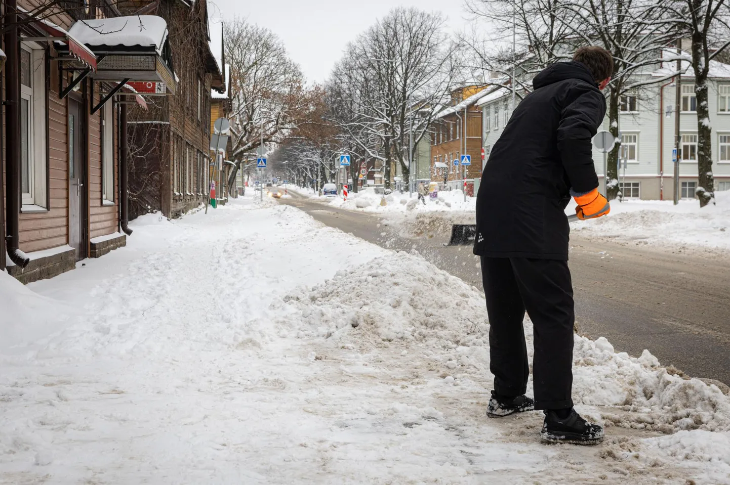 Uus Tallinna linnavalitsus võttis lumekoristuse kohustusi juurde, kuid mitmed kõnniteed on siiski puhastamata. Pildil Telliskivi tänav.