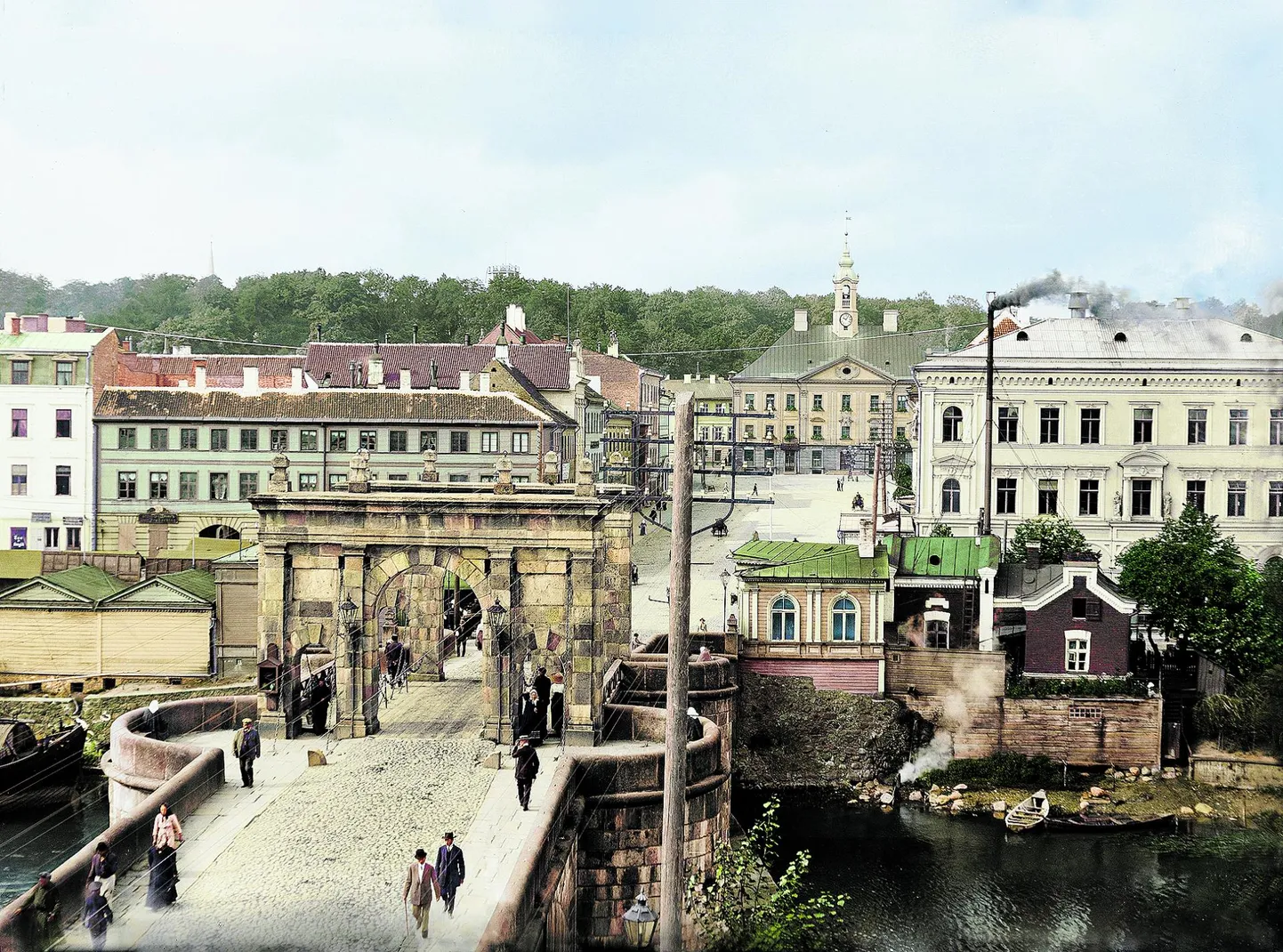 Vaade raeplatsile Kivisillalt, mille kinkis Tartule keisrinna Katariina II. Eesti ajaloomuuseumis säilitatava foto autor on teadmata, pildistatud tõenäoliselt ajavahemikus 1900–1920.