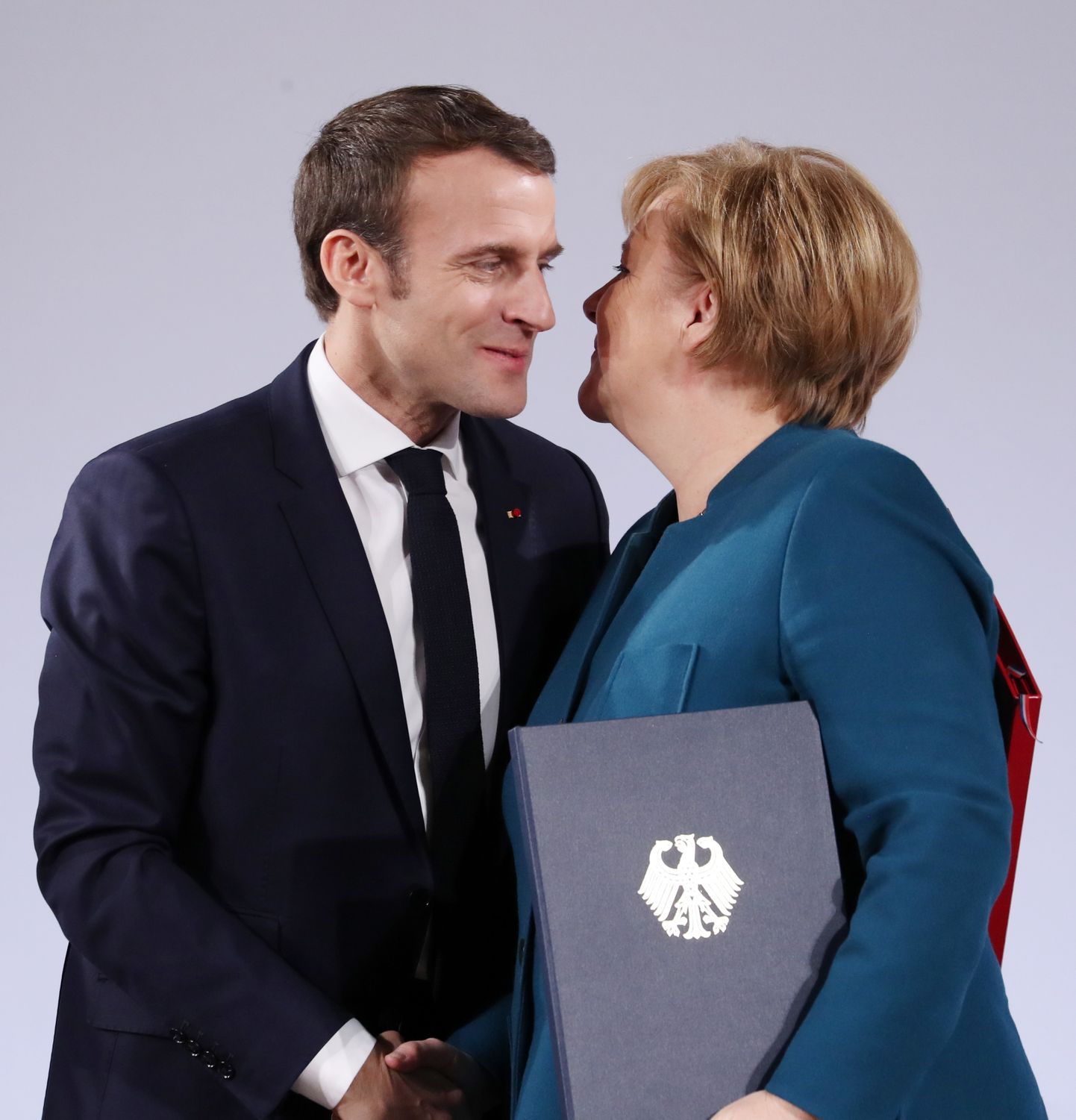 Saksamaa liidukantsler Angela Merkel (paremal) ja Prantsusmaa president Emmanuel Macron allkirjastasid täna piirilinnas Aachenis kahepoolse koostööleppe.