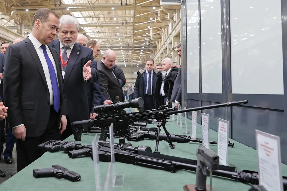 Дмитрий Медведев на предприятии военно-промышленного комплекса в Ижевске, январь 2023.