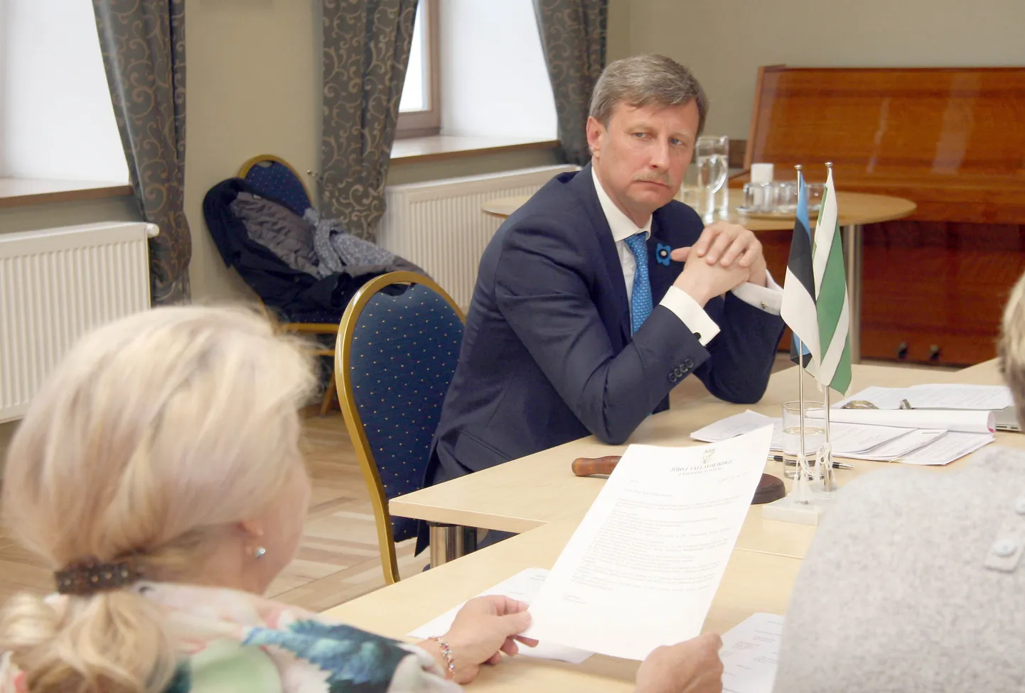 Opositsioon tahaks volikogu esimehe Eduard Easti palka vähendada peaaegu kolm korda, aga seda pole õnnestunud teha, sest see küsimus ei jõua isegi volikogu istungi päevakorda.