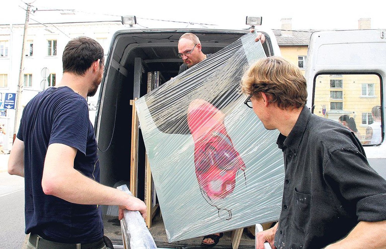 Suuri ja väikseid maale ning teisi kunstiteoseid aitasid Tallinna sõitva masina peale laadida näituse kuraator Peeter Talvistu (vasakult), kunstnik Peeter Krosmann ja Tartu kunstnike liidu galerist Indrek Grigor.