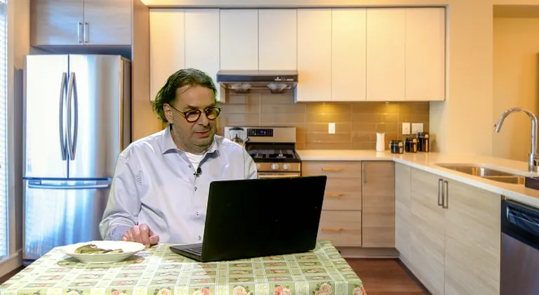 Kuvatõmmis «Ärapanija» videoklipist. Pildil Peeter Oja.