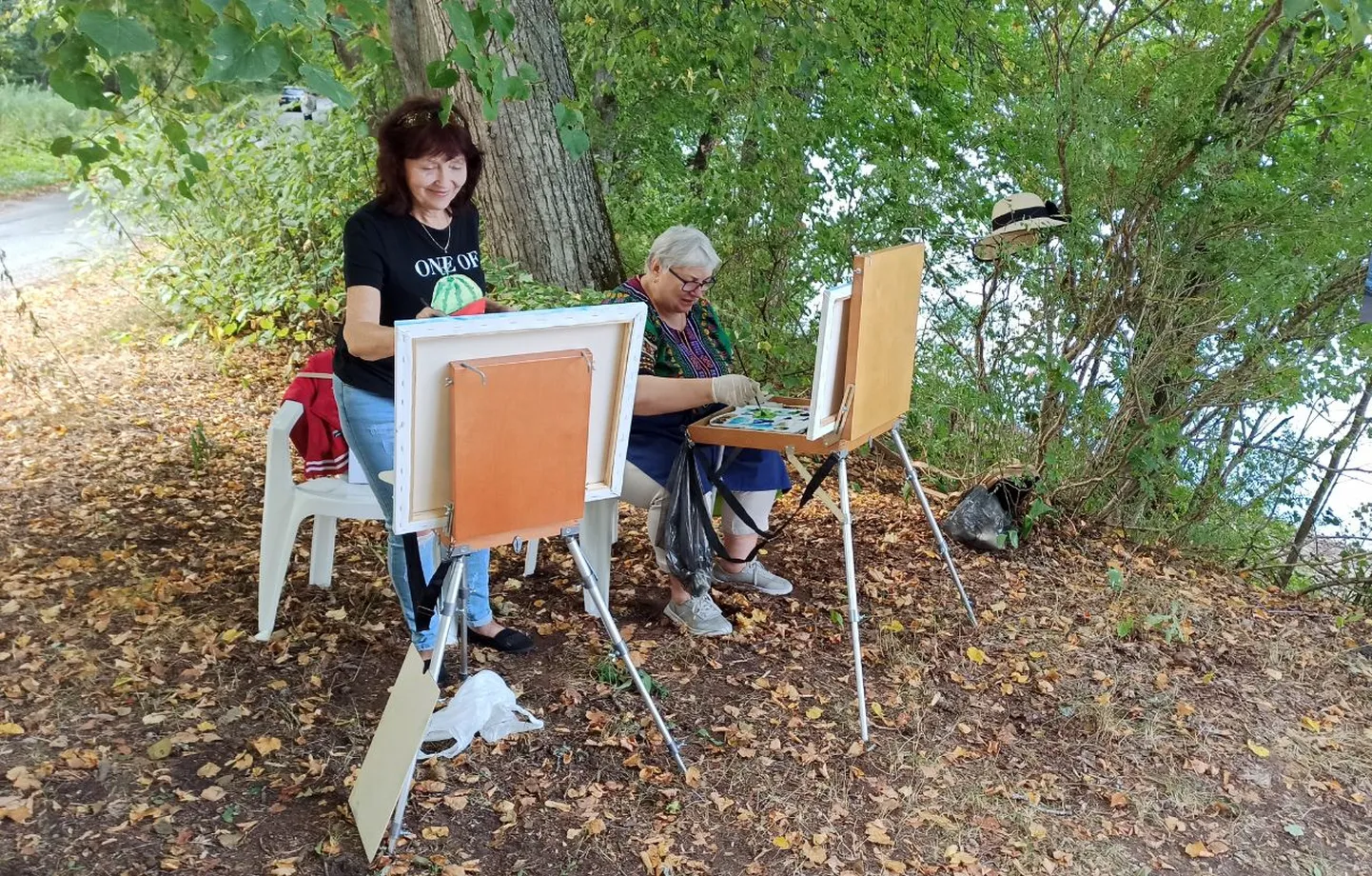 Kiviõli kunstnikud Ljudmilla Borissova ja Valentina Borzenkova on maalitundides käinud juba mitu aastat ning nende tööd on ka näitustel väljas olnud.