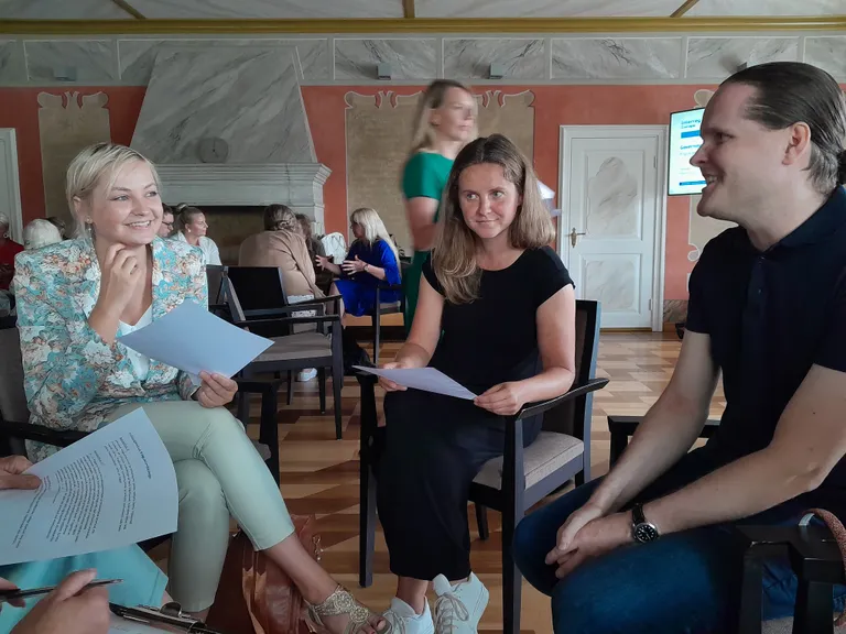 Grupp arutamas, kuidas saaks infovahetust parendada