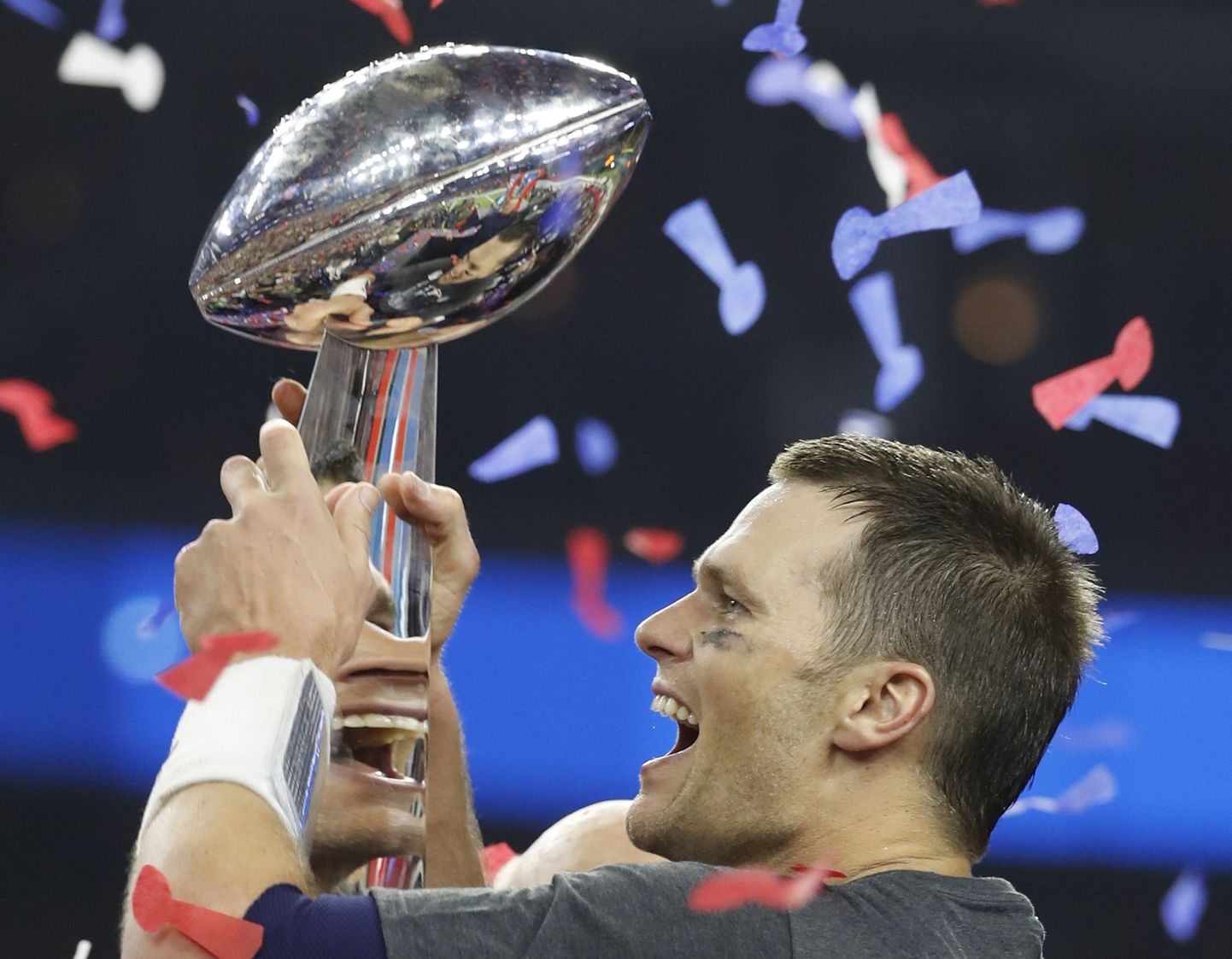 New England Patriotsi mängujuht Tom Brady Vince Lombardi trofeega. Peale Brady pole mitte keegi kunagi viit Super Bowli ja meistrisõrmust võitnud.