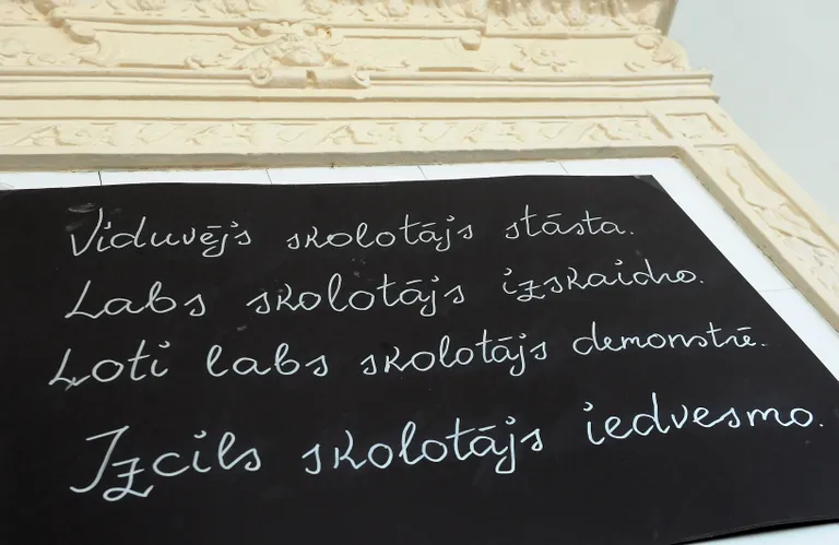 Uzraksts Rīgas Valsts 1.ģimnāzijas skolotāju istabā.