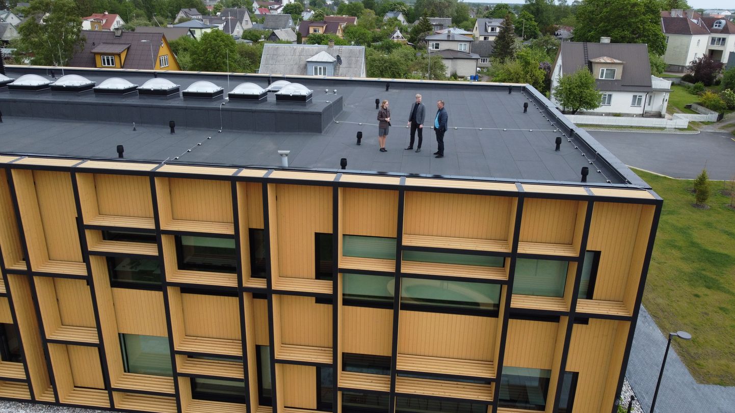 Mesinik Ergo Oolup (paremal), koolijuht Ivo Visak ja Silmapiiri ajakirjanik Margarita Vaha uurimas koolimaja katusel kas see võiks olla linnamesilaste koduks.