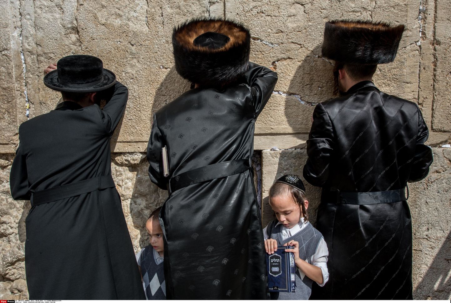Ortodokssed juudid Jeruusalemmas läänemüüri ääres palvetamas.