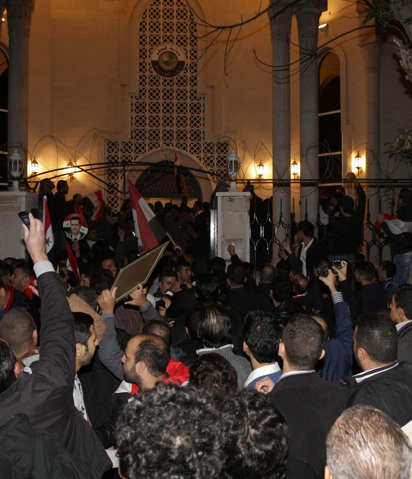 Vihane rahvahulk avaldas pärast Araabia Liiga otsust meelt ka Qatari saatkonne ees Damaskuses.