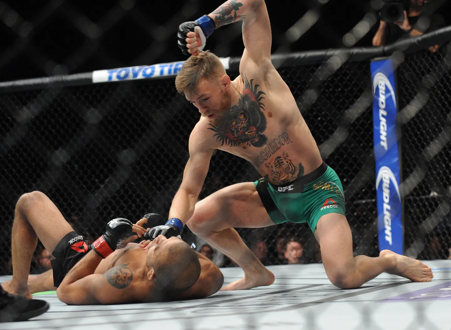 Jose Aldo (pikali) ja Conor McGregor.