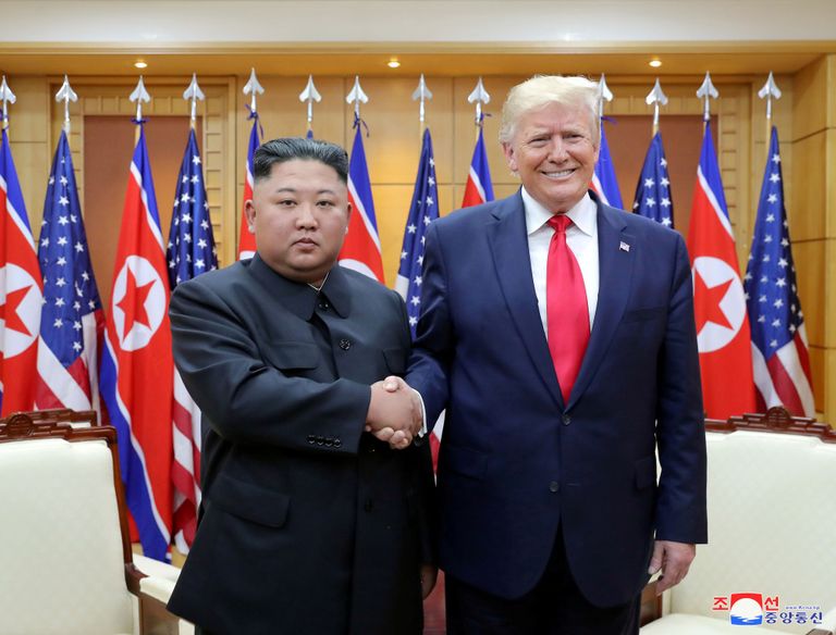 Kims Čenuns un Donalds Tramps 2019.gada 30.jūnijā demilitarizētajā zonā starp Dienvidkoreju un Ziemeļkoreju