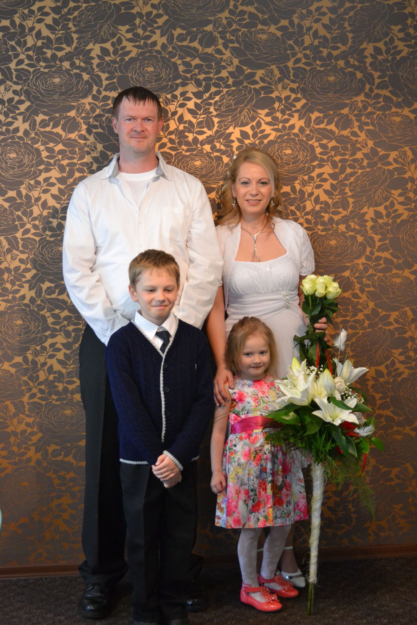 Neli aastat tagasi tegi pereisa otsuse kooselu abieluks vormistada. Pulmapildil on pereisa Raul Kõiv, ema Liilia Rätsep ning Henry ja Delisa.