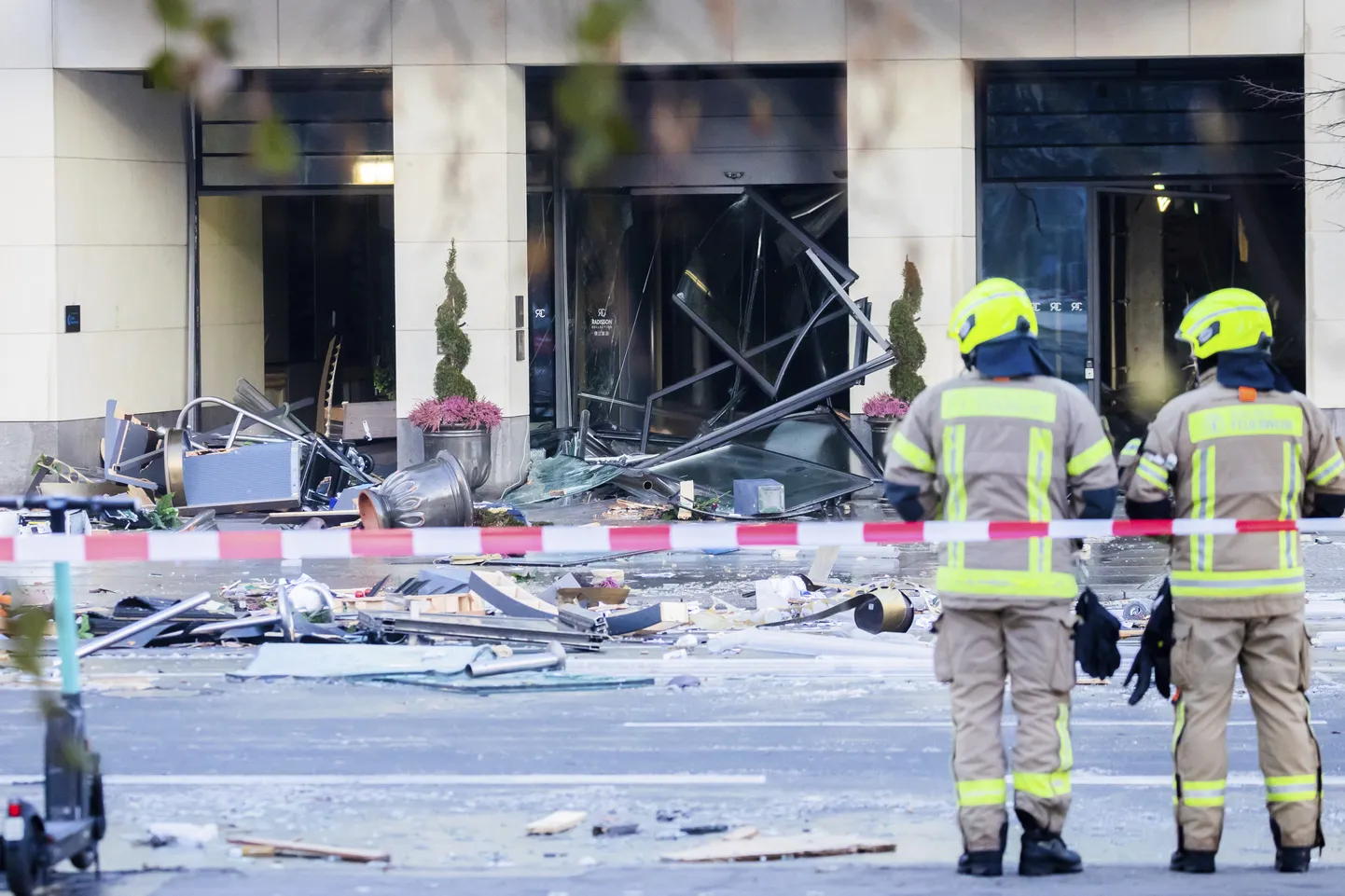 Päästetöötajad Berliini hotelli Radisson Blu juures, kus purunes hiiglaslik akvaarium.