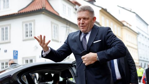 VAHETAB ARMUKESI NAGU SOKKE ⟩ Kes on Slovakkia skandaalne peaminister Fico, keda üritati mõrvata?