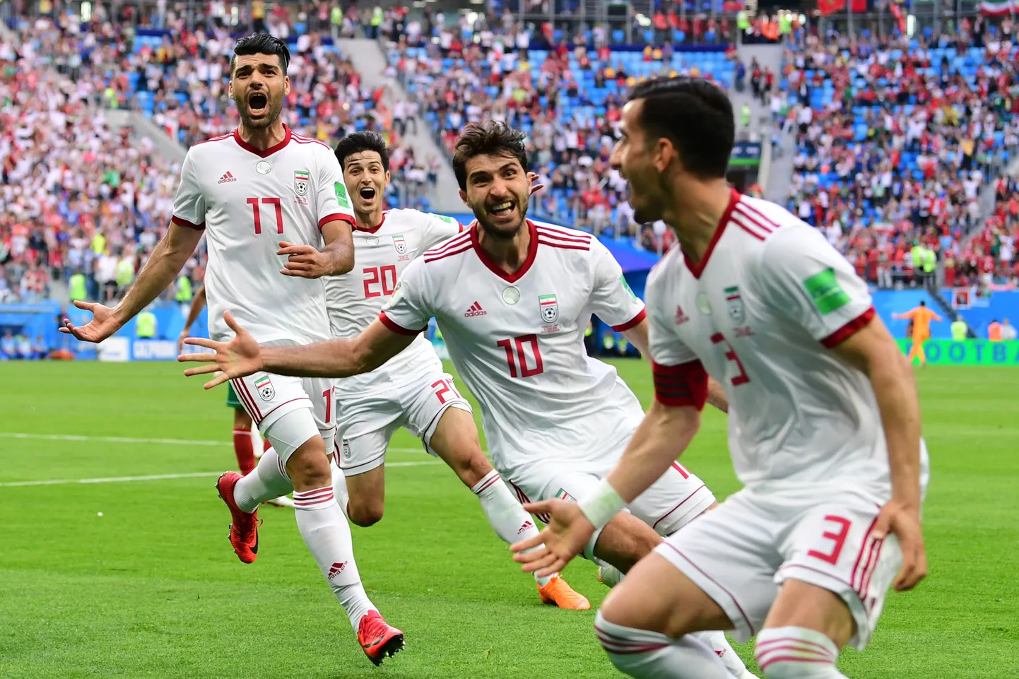 Iraani mängijad rõõmustavad võiduvärava üle.