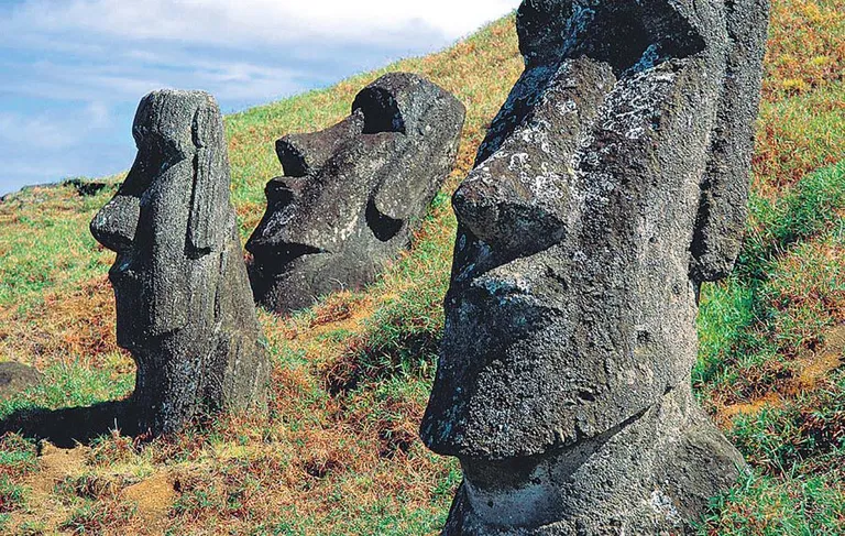Lihavõttesaare nukrad kivinäod meenutavad nende pärast hävitatud loodust ja kultuuri.