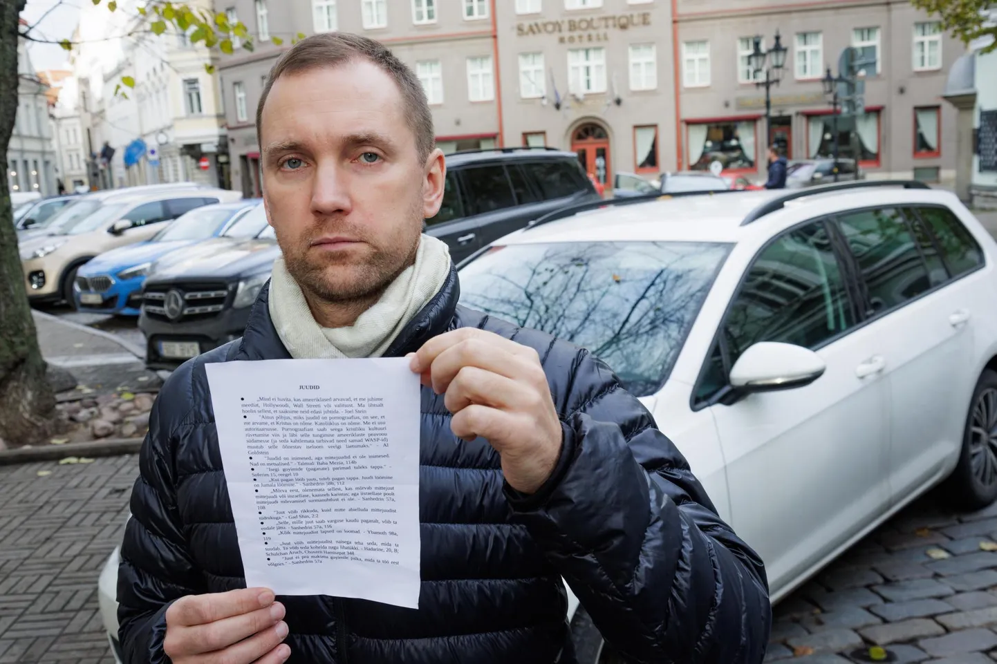 Станислав Немержицкий обнаружил антисемитскую листовку между дворниками своего автомобиля, припаркованного на улице Суур-Карья. Такие же листовки были и на лобовых стеклах других автомобилей.