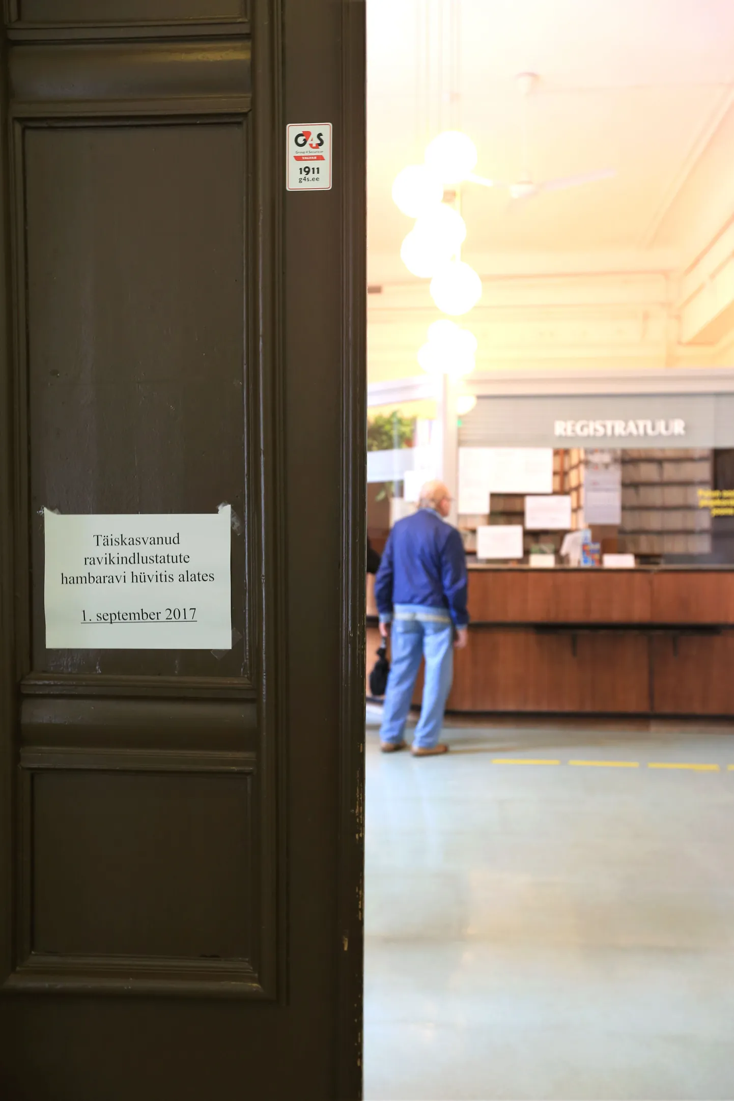 Raekoja platsil asuva stomatoloogiakliiniku teisel korrusel on silt, mis teavitab inimesi haigekassa hüvitisest.