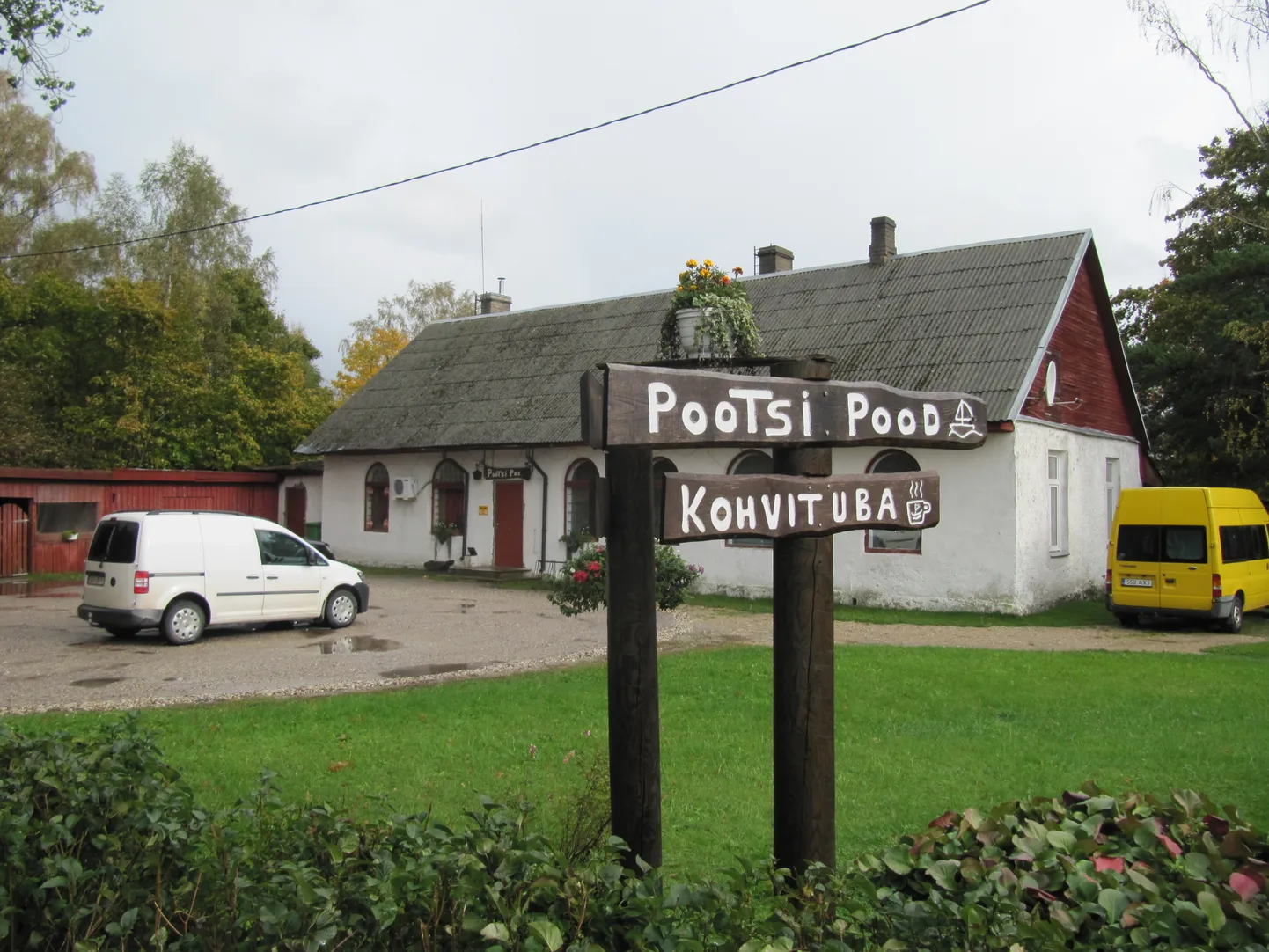 Pootsi vana magasiait, kus asuvad nii kohalik pood kui ka kohvituba.