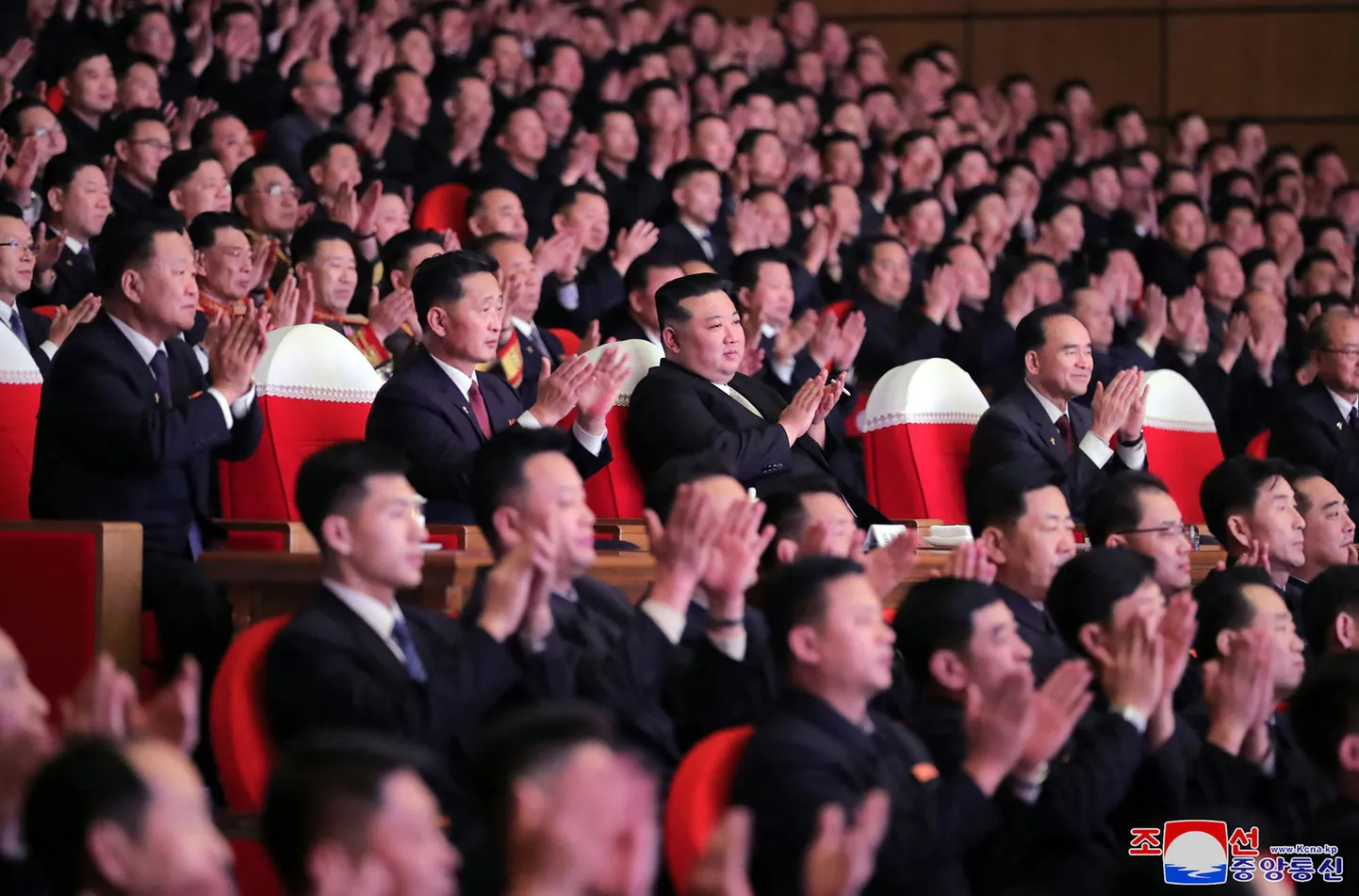 Põhja-Korea uue aasta pidustused, keskel Kim Jong-un.