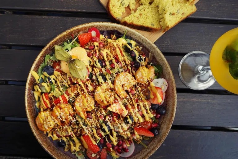 Tiigerkrevetisalat on nagu maitsete sümfoonia, kus terav kohtub magusaga.