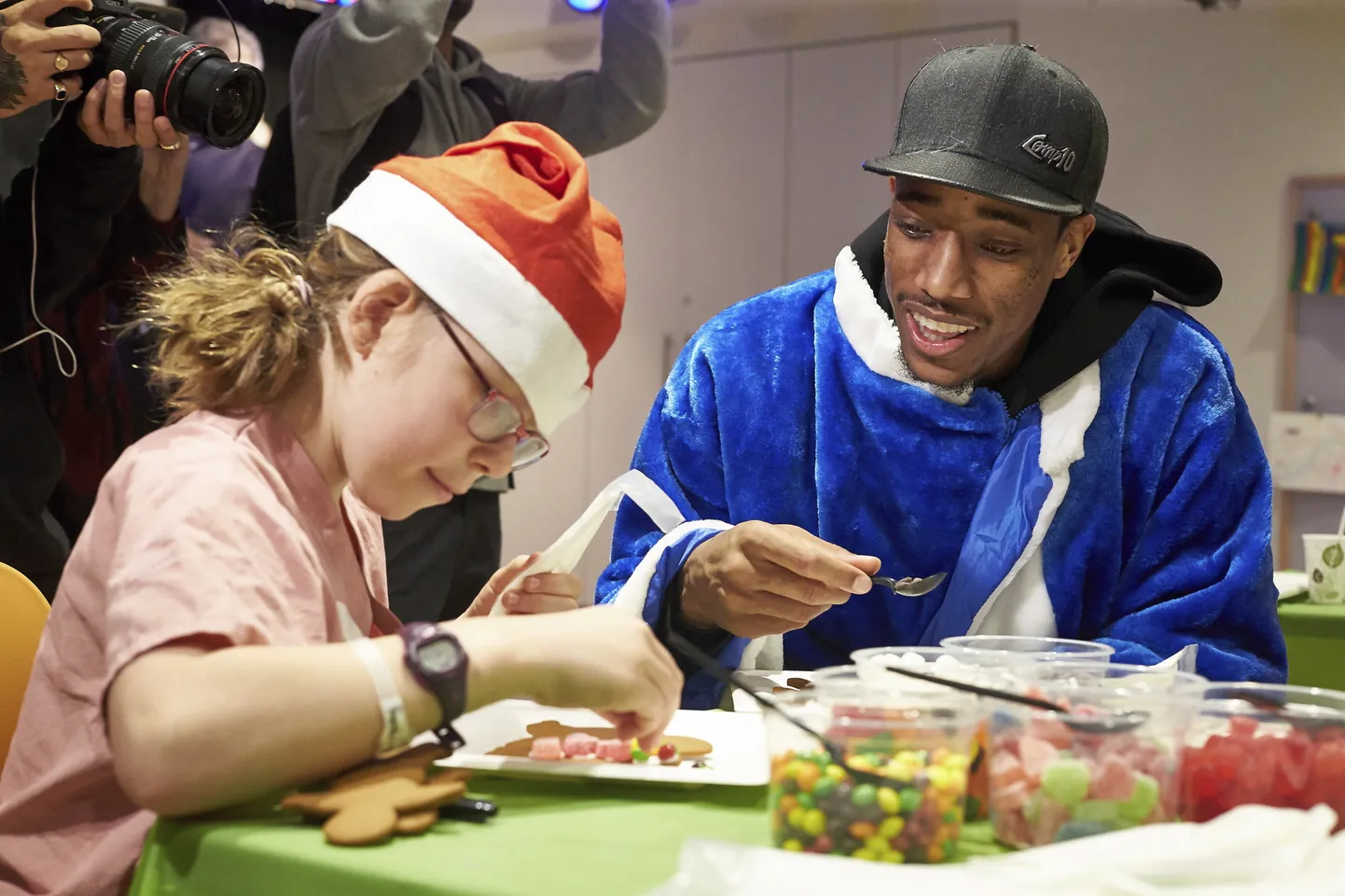Korvpalliliiga NBA meeskonna Toronto Raptors juhtmängija DeMar DeRozan külastamas lastehaiglat. USA-s on see sportlase töö loomulik osa.