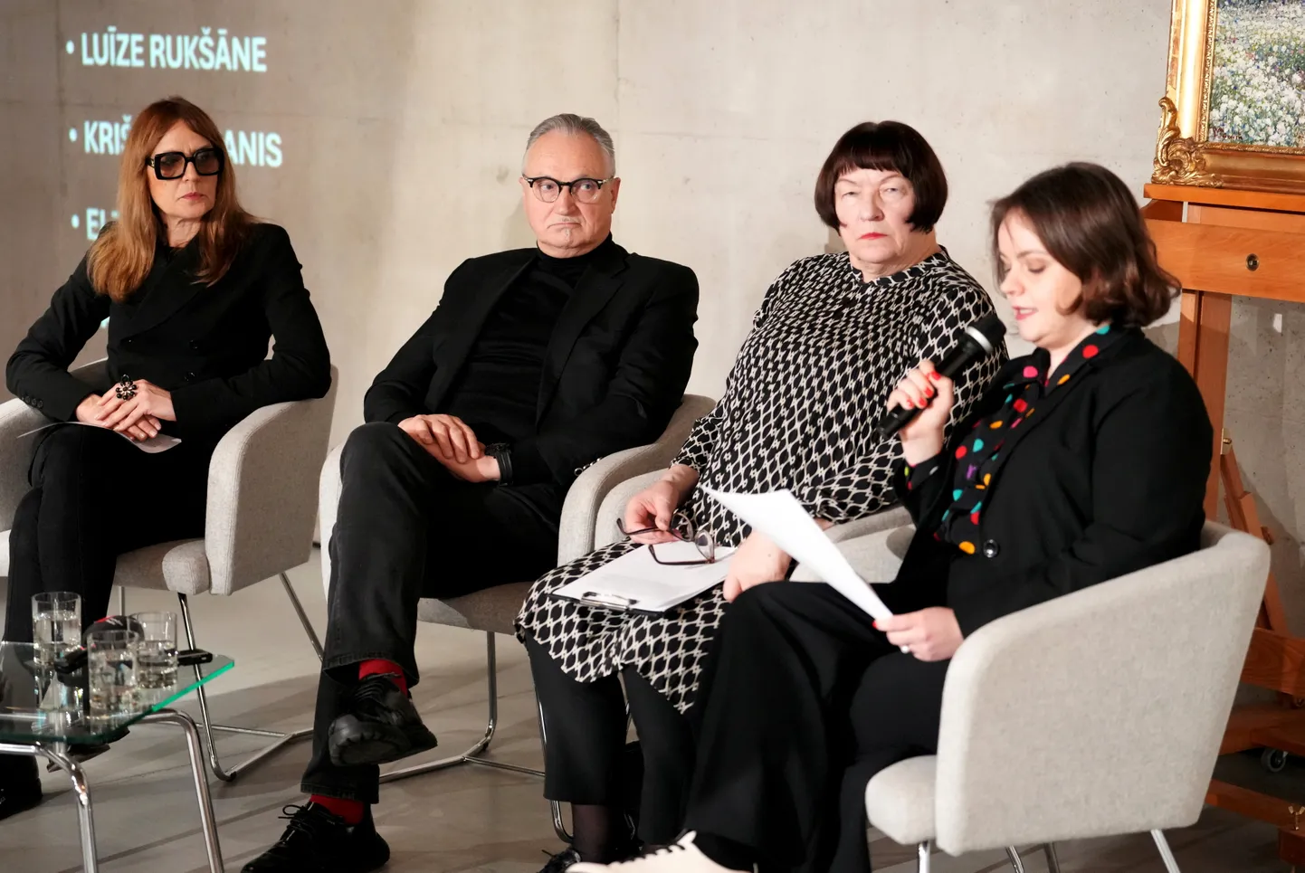 Purvīša balvas kuratore, SIA "Kultūras projektu aģentūras INDIE" valdes locekle Daiga Rudzāte (no kreisās), Purvīša balvas patrons, SIA "Alfor" valdes priekšsēdētājs Jānis Zuzāns, Latvijas Nacionālā mākslas muzeja (LNMM) direktore Māra Lāce un LNMM Latvijas tēlniecības un objektu kolekcijas glabātāja Arta Vārpa piedalās preses konferencē, kurā paziņo "Purvīša balvas 2025" fināla kandidātus.
