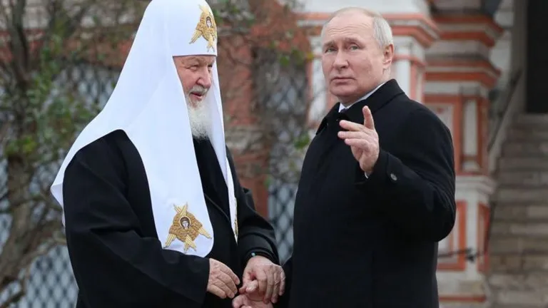 Патриарх Кирилл Гундяев и Путин регулярно рассуждают о «традиционных ценностях» России, которым «угрожает Запад».