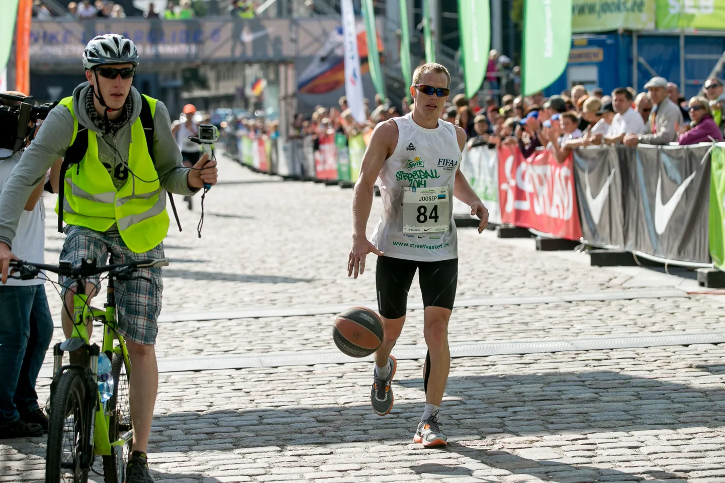 Joosep Mooses läbis täismaratoni ehk veidi üle 42 kilomeetri korvpalli põrgatades ajaga 3:14:57.