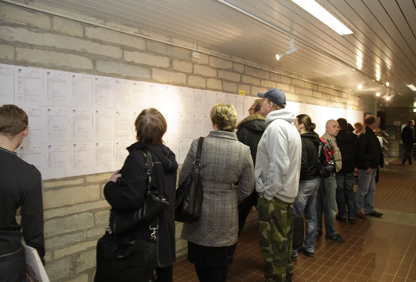 Rahvusraamatukogus toimub töömess. Pildil tutvutakse messipakkumistega.