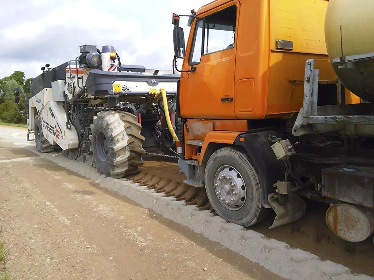 Katsealusel teelõigul kasutati kolme uudset viisi, kuidas pinnast stabiliseerida.