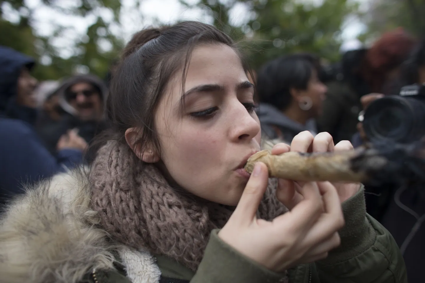 Naine suitsetab Torontos legaliseerimispeol kanepit. 17. oktoober, 2018.