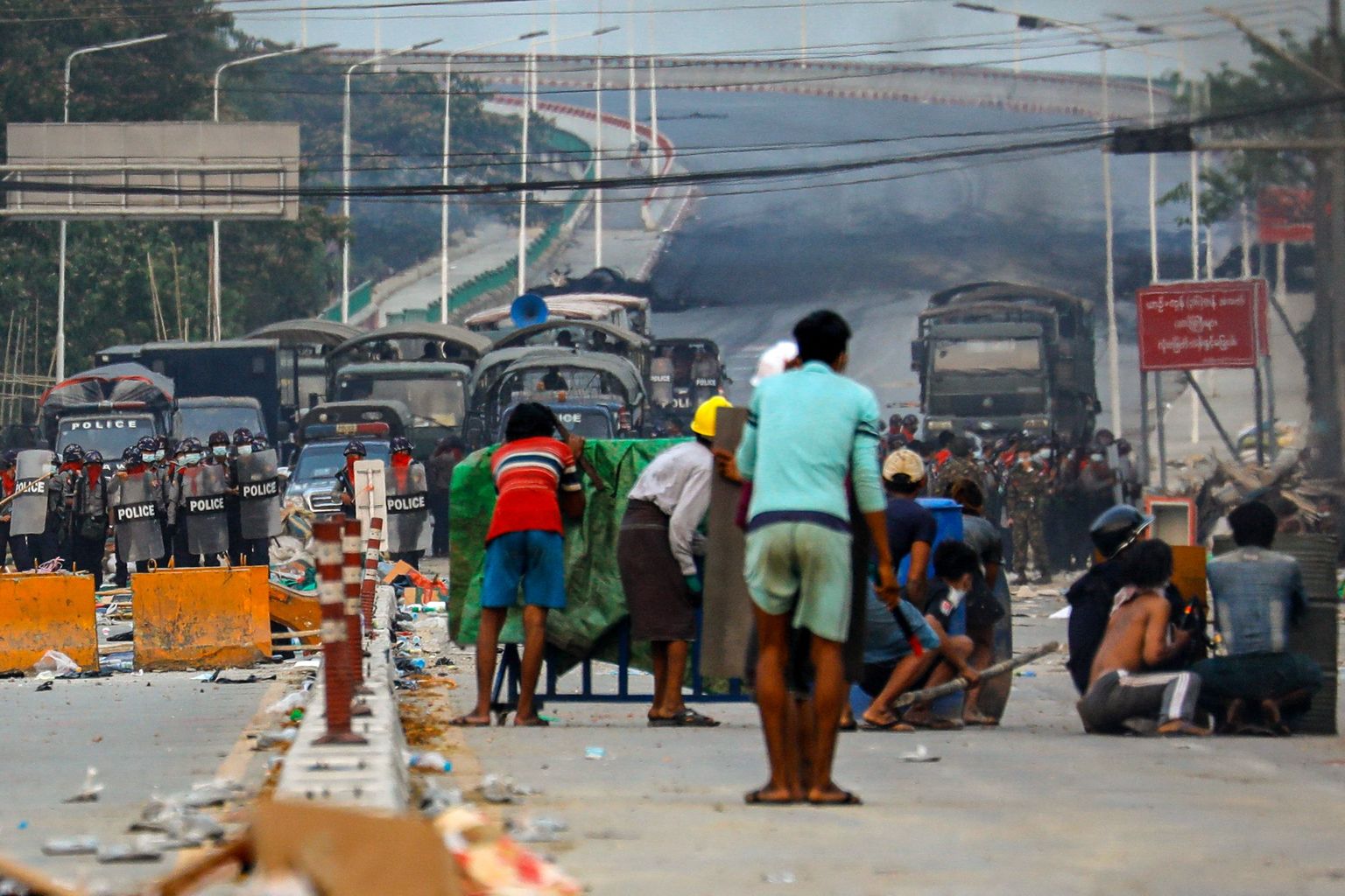 Politsei ja meeleavaldajate vastasseis Myanmari suurimas linnas Yangonis.