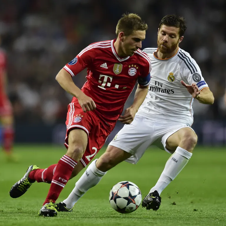 Philipp Lahm (vasakul) ja Xabi Alonso 2014. aasta Meistrite liiga poolfinaalis teineteise vastu mängimas. Toona sai Alonso hooaja lõpus tõsta pea kohale Meistrite liiga trofee.