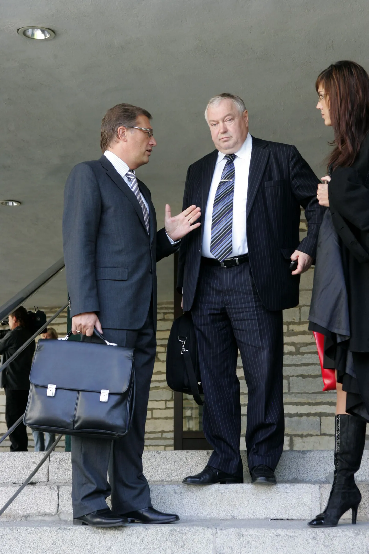 Aivar Pilv koos oma kaitsealuse Villu Reiljanigs kohtutrepil.