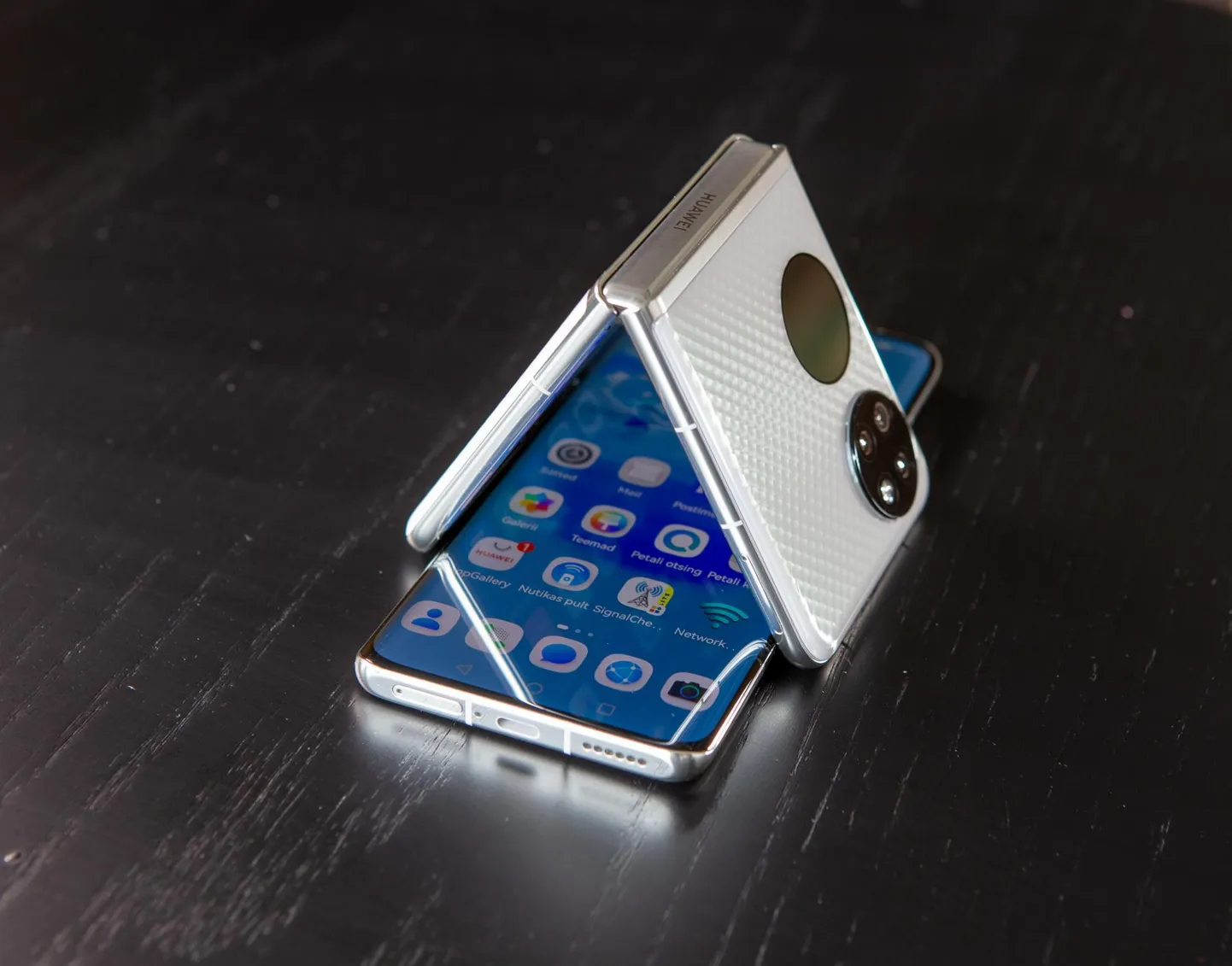 Huawei P50 Pro on klassikalise kujuga, P50 Pocket aga klapitav ning püüab välimusega rohkem pilku.