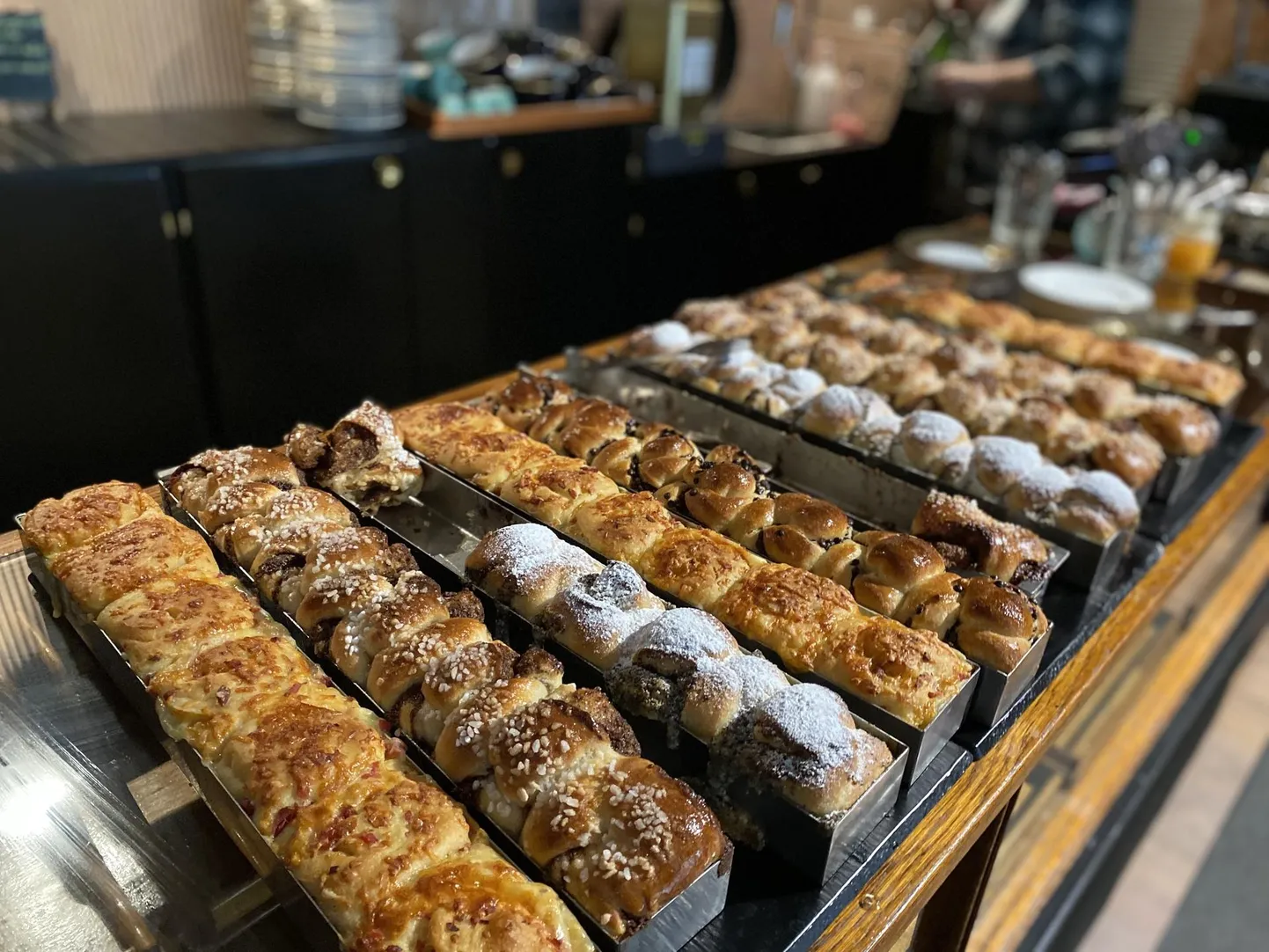 Piklikes vormides küpsetatud saiad on netilt letile sätitud. FOTO: Kristina Madisson-Laht