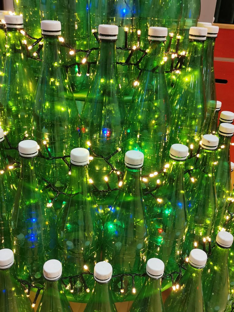 Lindi lasteaia-algkooli saali kaunistab tänavu pudelitest jõulupuu.