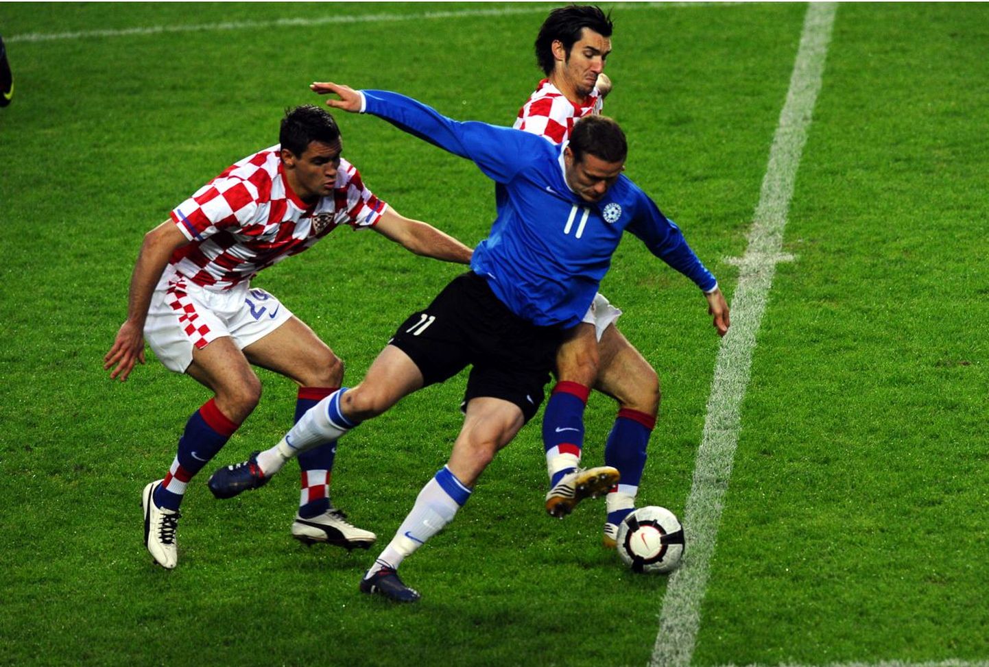 Андрес Опер в кольце хорватских защитников.