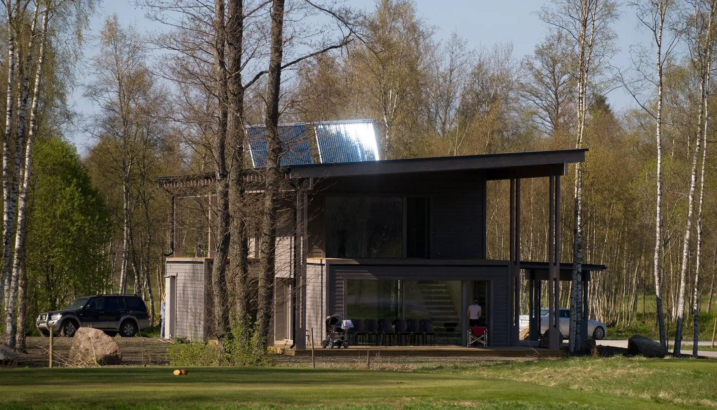 Jõelähtme golfikülla rajatud energiasäästlik maja.