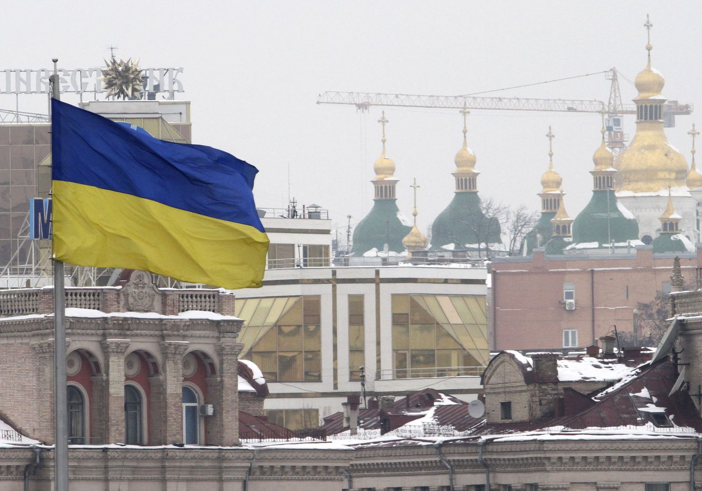 Украинский флаг на площади Независимости в Киеве.