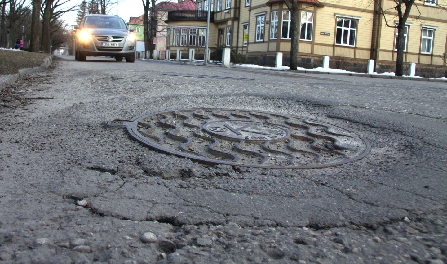 Pärnu linnavalitsus on saanud viis teadet autode lõhkumisest tänavatel.