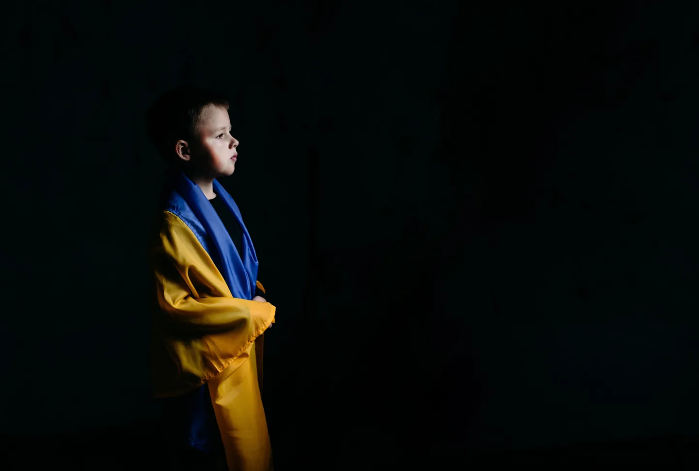 Мальчик с украинским флагом. Иллюстративный снимок.