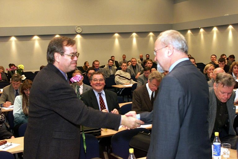 Umbusalduse saanud Peeter Tulviste (paremal) õnnitleb 1. novembril 2001 Aadu Musta, kellest sai just siis esimest korda Tartu linnavolikogu esimees. 