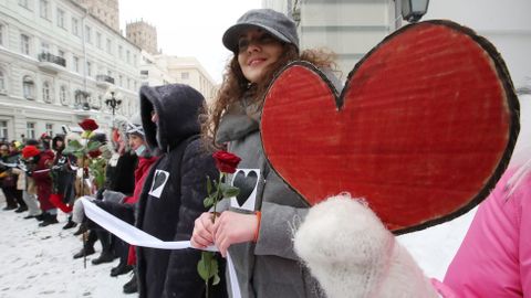"Любовь сильнее страха". Женщины в Москве и Петербурге выстроились в цепи солидарности