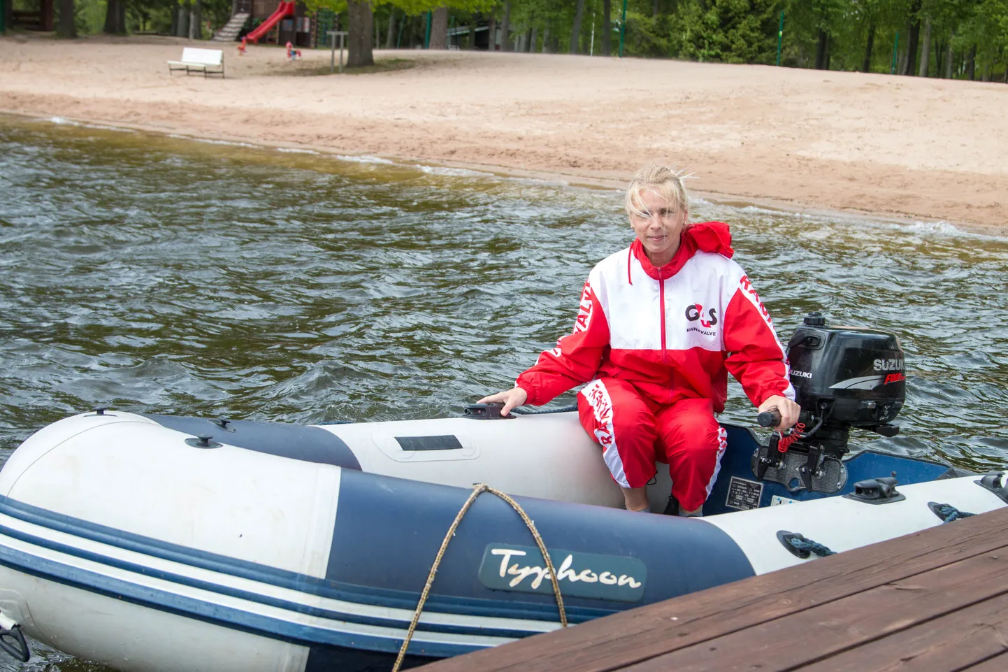 Pühajärve rannavalvur Kätlin Saaron trotsis eile tugevaid tuuleiile.