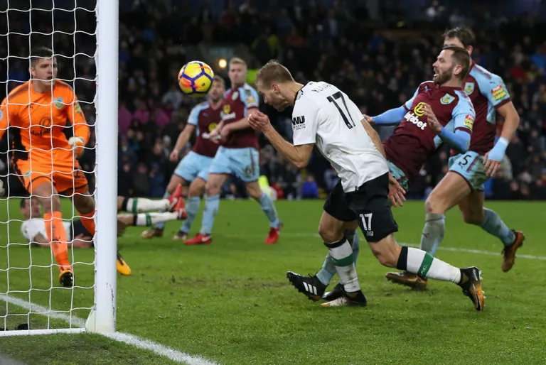 Ragnar Klavan lööb võiduvärava Burnley'le.