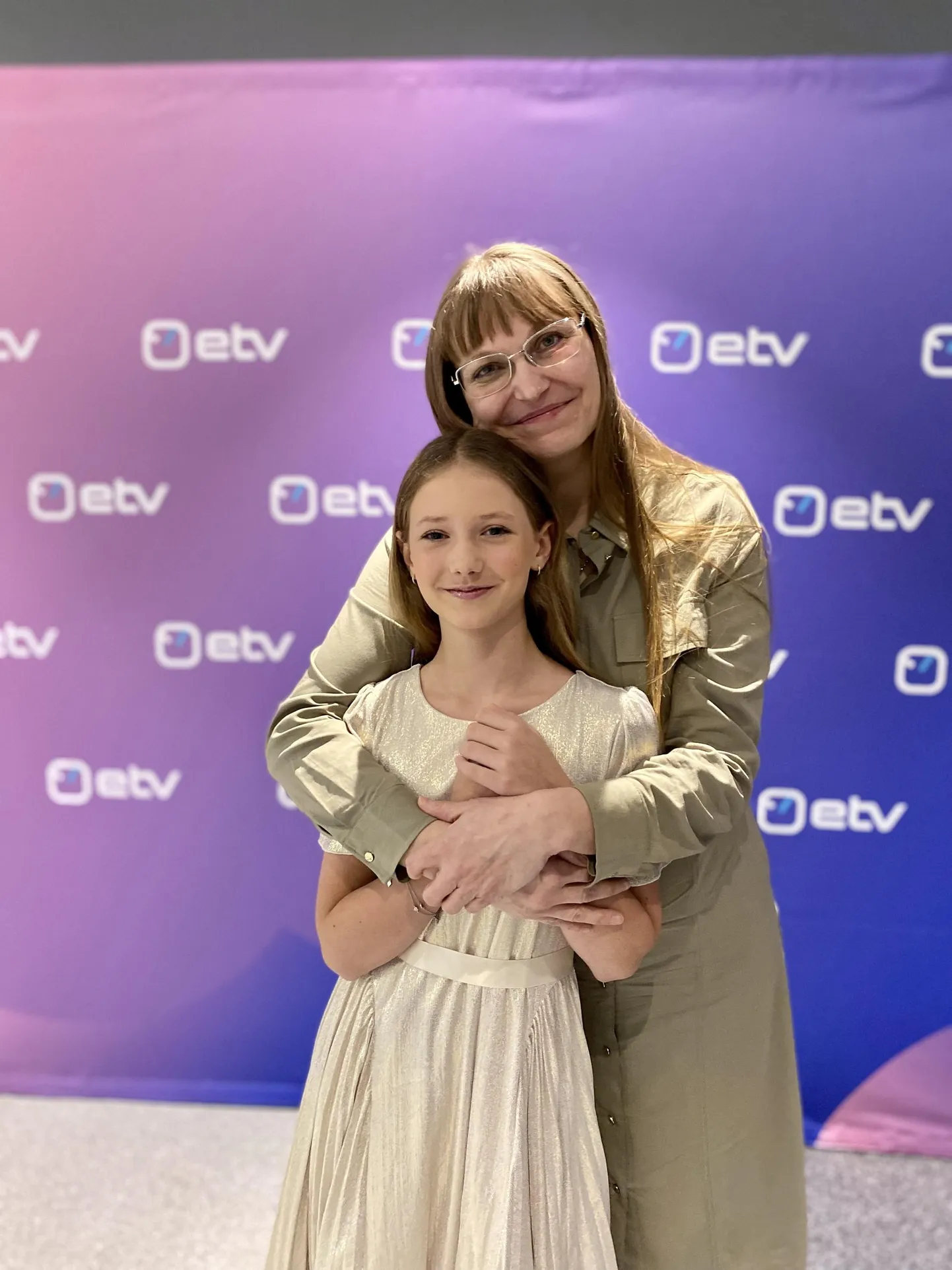 11aastane pärnakas Eliise Mengel astub võistlustulle "Tähtede lava" poolfinaalis. Talle hoiab pöialt lauluõpetaja Margrit Kits.